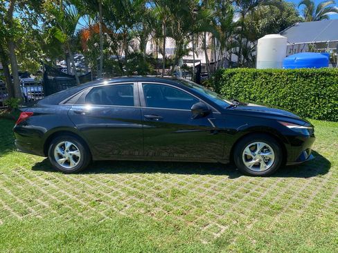 Used 2023 Hyundai Elantra SE w/ Preferred Accessory Package FWD image 8