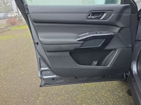 New 2025 Nissan Pathfinder S image 16