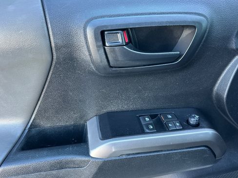 Certified 2022 Toyota Tacoma SR5 AWD/4WD image 10