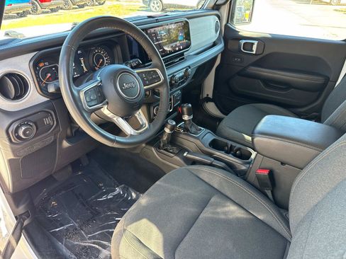 Used 2024 Jeep Wrangler Unlimited Sahara AWD/4WD image 22