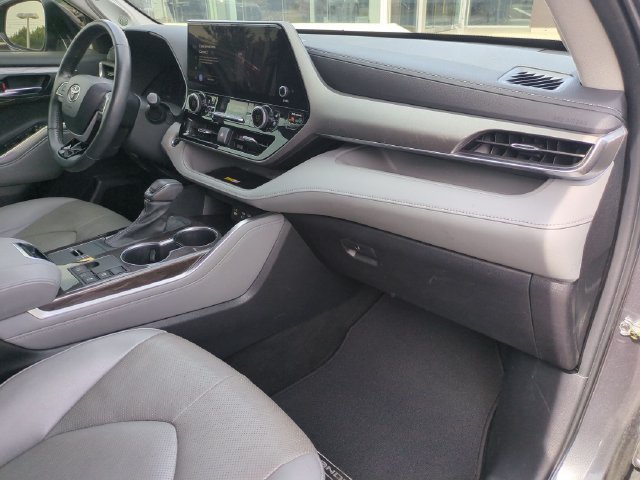 Used 2023 Toyota Highlander Limited FWD image 26