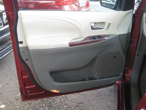 Used 2011 Toyota Sienna Limited image 17