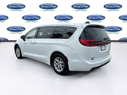 Used 2023 Chrysler Pacifica Touring-L FWD image 5