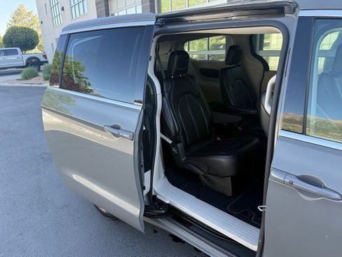 Used 2023 Chrysler Pacifica Touring-L FWD image 37
