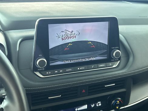 Used 2025 Nissan Rogue SV FWD image 18