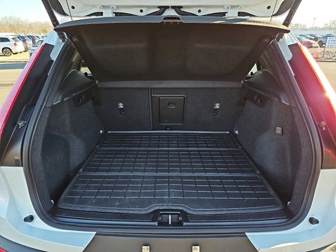 Certified 2023 Volvo XC40 B5 Plus image 28