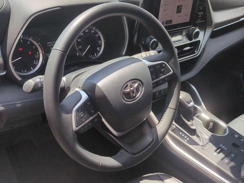 Used 2024 Toyota Highlander XLE AWD/4WD image 14