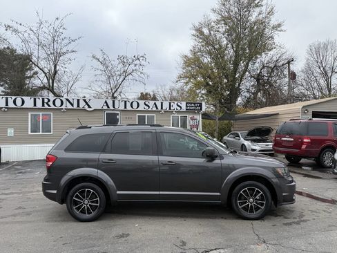 Used 2017 Dodge Journey SE w/ Flexible Seating Group image 6