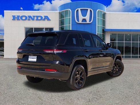 Used 2025 Jeep Grand Cherokee Altitude AWD/4WD image 3