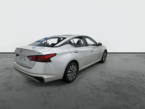 Used 2025 Nissan Altima 2.5 SV FWD image 3