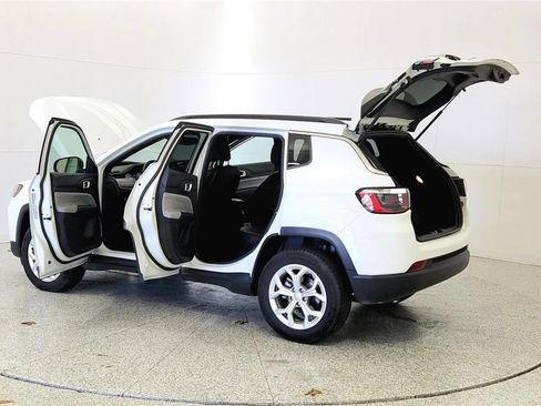 Used 2024 Jeep Compass Latitude AWD/4WD image 11