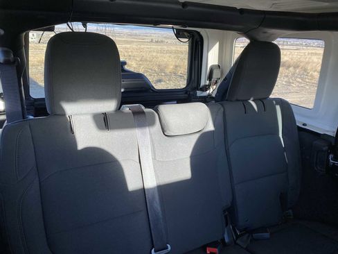 Used 2018 Jeep Wrangler Unlimited Sahara image 15