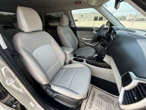 Used 2023 Kia Soul LX FWD image 25