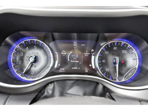 Used 2024 Chrysler Pacifica Touring-L FWD image 18