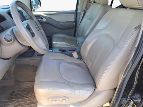 Used 2011 Nissan Frontier SL image 10