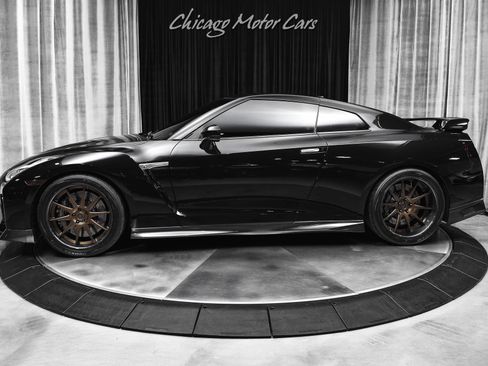 Used 2017 Nissan GT-R Premium w/ Premium Interior Package AWD/4WD image 1