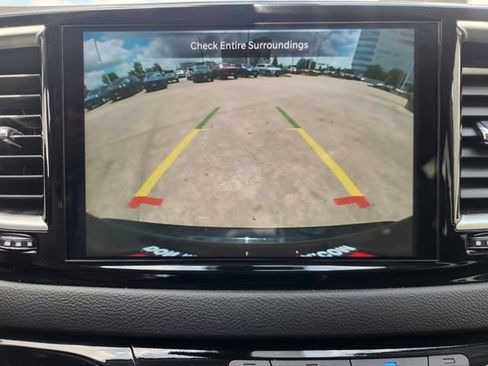 Used 2024 Chrysler Pacifica Touring-L FWD image 17