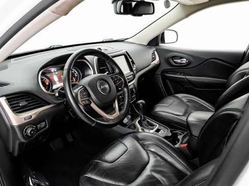 Used 2017 Jeep Cherokee Limited image 4