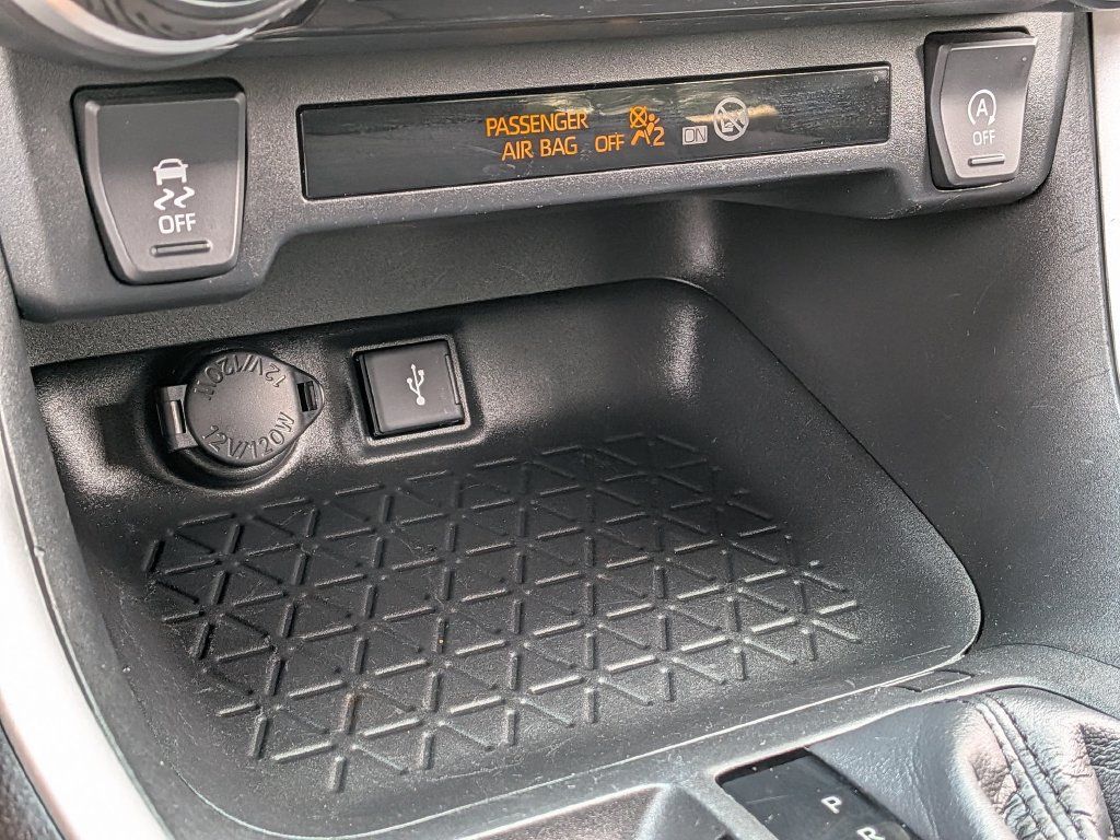 Used 2022 Toyota RAV4 LE AWD/4WD image 29