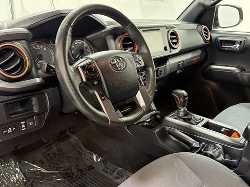 Certified 2018 Toyota Tacoma TRD Off-Road AWD/4WD image 12