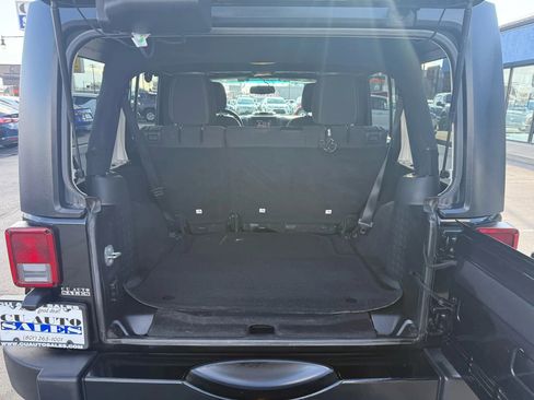 Used 2018 Jeep Wrangler Unlimited Sahara w/ Connectivity Group image 29