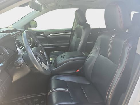 Used 2019 Toyota Highlander SE w/ Nightshade Edition AWD/4WD image 19