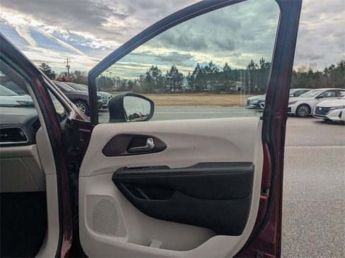 Used 2021 Chrysler Voyager Lxi image 29