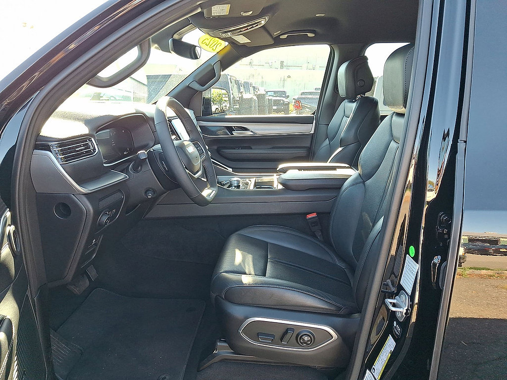 Used 2025 Jeep Wagoneer Series II AWD/4WD image 17