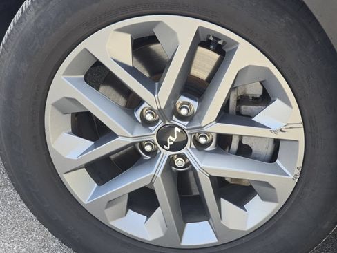 Used 2024 Kia Telluride LX FWD image 9