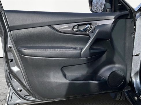 Used 2018 Nissan Rogue SV image 23