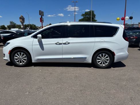 Used 2019 Chrysler Pacifica Touring-L FWD image 4