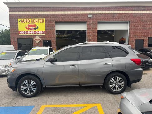 Used 2019 Nissan Pathfinder S FWD image 2
