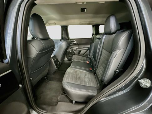 Used 2025 Mitsubishi Outlander AWD image 29