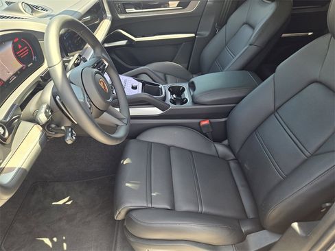 Used 2025 Porsche Cayenne S image 5