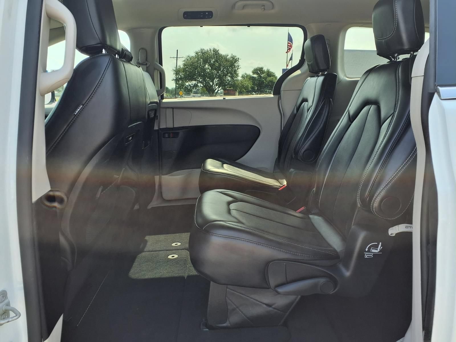 Used 2024 Chrysler Pacifica Touring-L FWD image 13