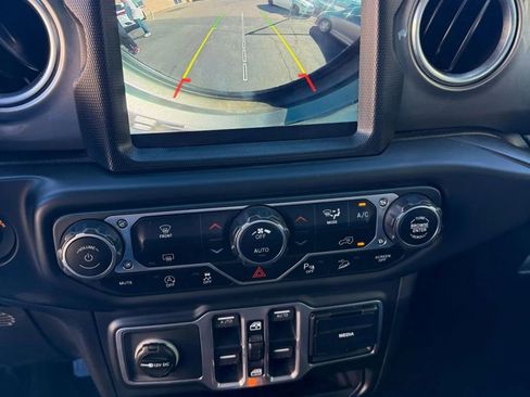 Used 2018 Jeep Wrangler Unlimited Sahara image 8