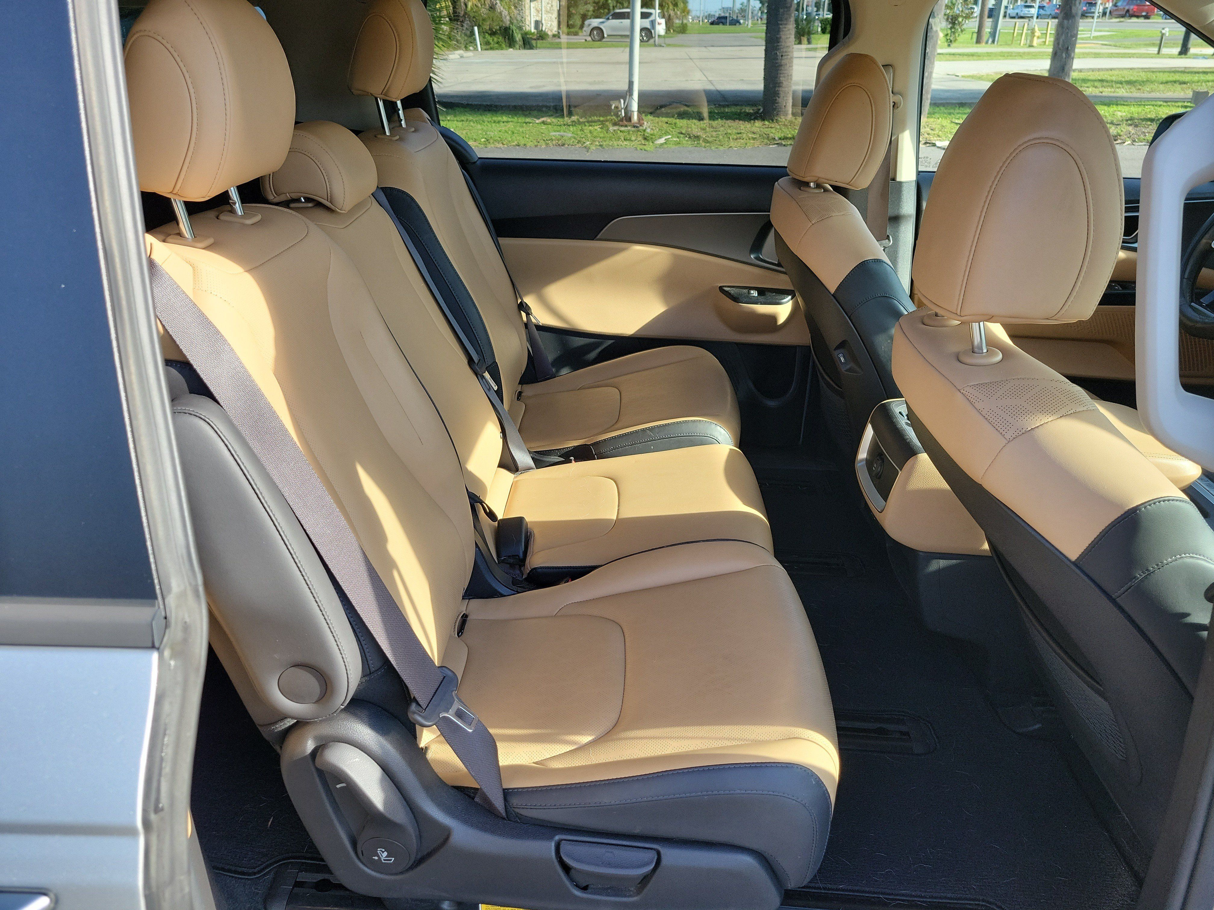 Used 2022 Kia Carnival LX FWD image 12