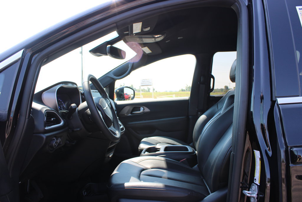 Used 2025 Chrysler Pacifica Select FWD image 22