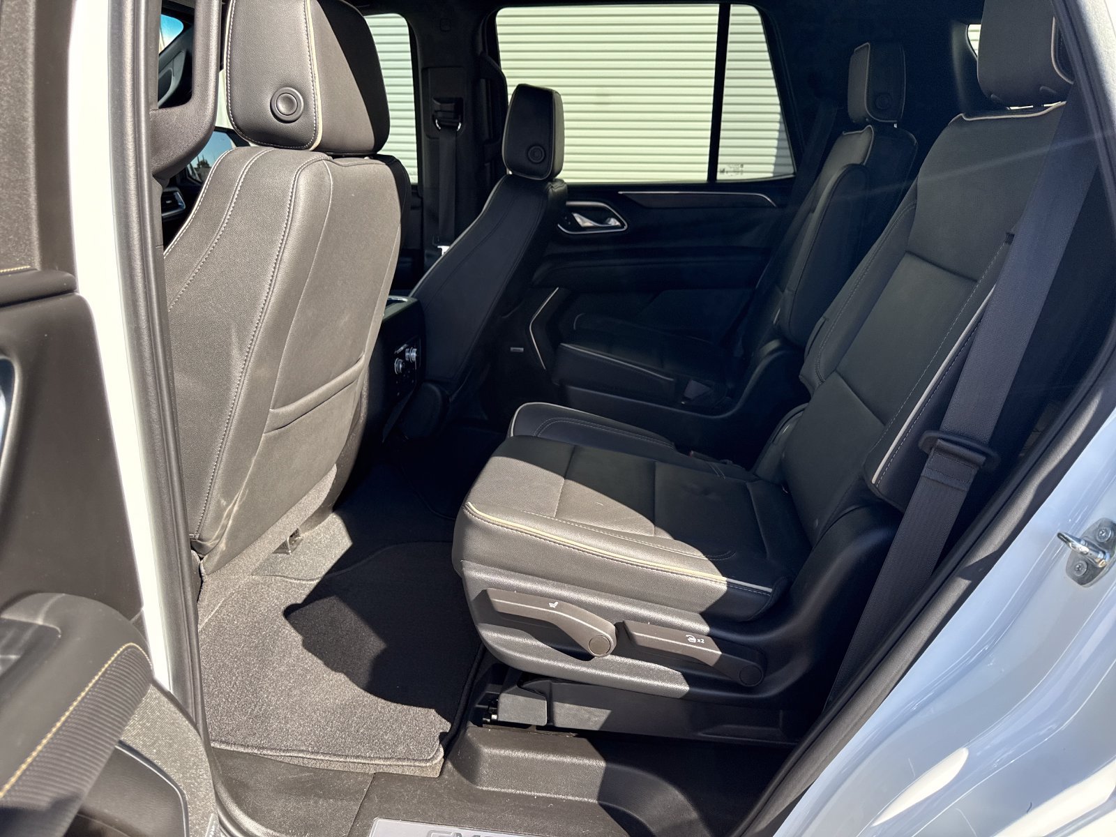 Used 2023 GMC Yukon SLT w/ SLT Luxury Package AWD/4WD image 25