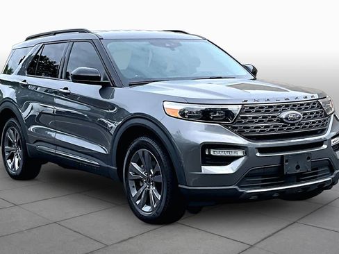 Used 2022 Ford Explorer XLT w/ Equipment Group 202A AWD/4WD image 3