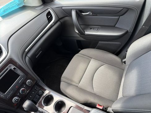 Used 2017 Chevrolet Traverse LT w/ Style and Technology Package FWD image 11