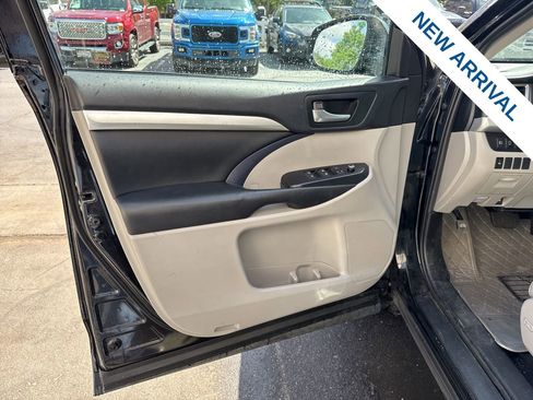 Used 2019 Toyota Highlander XLE AWD/4WD image 18