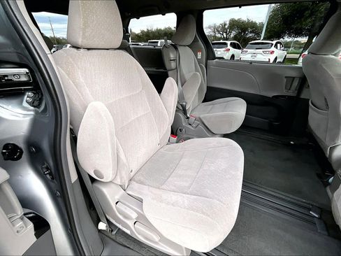 Used 2017 Toyota Sienna LE image 19