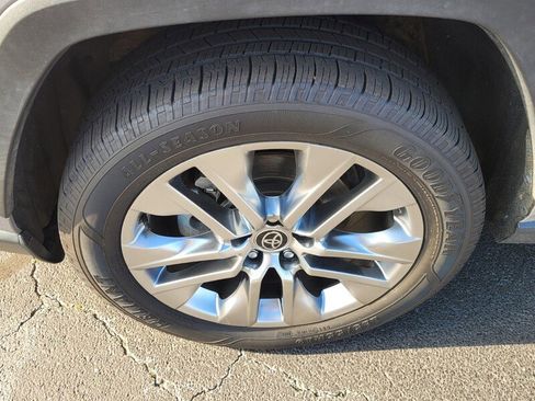 Used 2021 Toyota RAV4 XLE Premium image 16