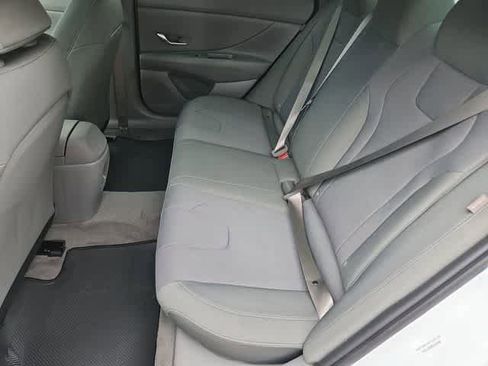 Certified 2025 Hyundai Elantra SE image 18