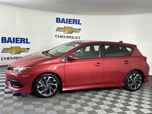 Used 2018 Toyota Corolla iM image 2