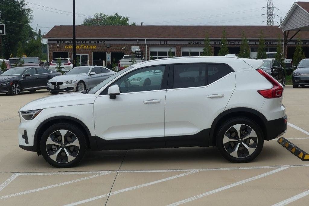 Used 2024 Volvo XC40 B5 Plus AWD/4WD image 2