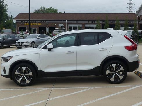 Used 2024 Volvo XC40 B5 Plus AWD/4WD image 2