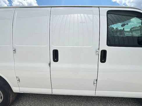 Used 2017 Chevrolet Express 2500 RWD image 13