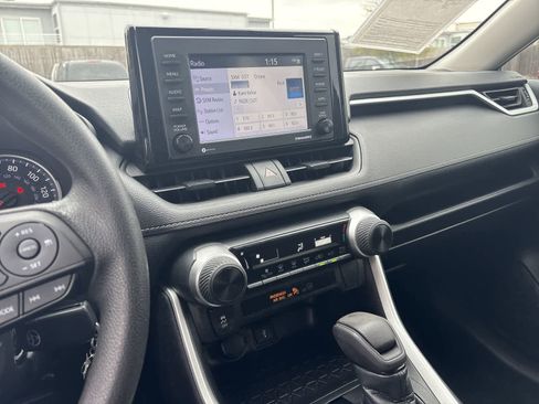 Used 2021 Toyota RAV4 LE image 15